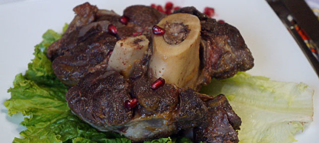 Говяжьи голяшки, тушенные с тимьяном и сельдереем