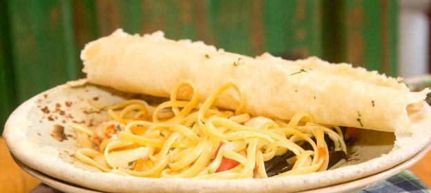 Лингвини, запеченные под фокаччей