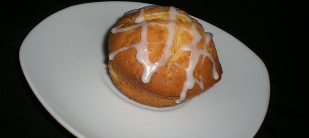 Нежные кексы в лимонной глазури