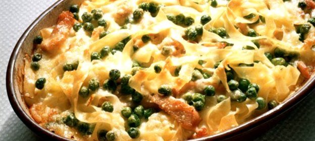 Запеченая паста с сыром, ветчиной и горошком