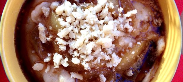 Грушевая манная каша с крошкой марципана и грушей в сиропе