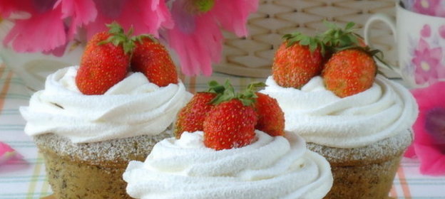 Маковые кексы с клубничным кёрдом