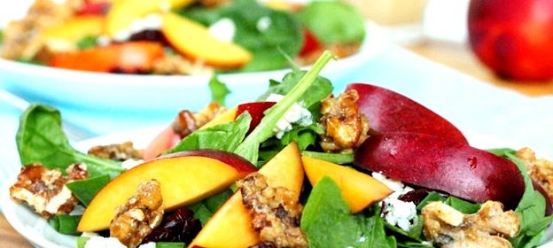 Салат из шпината и персиков