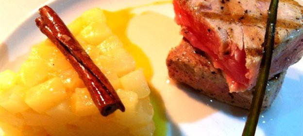 Филе тунца с гарниром из сладкой груши