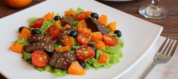 Салат с куриной печенью и мандаринами