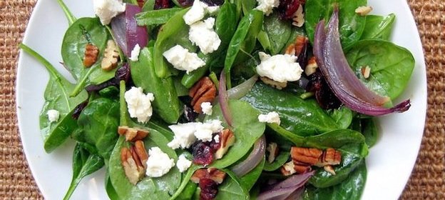 Зеленый салат с козьим сыром