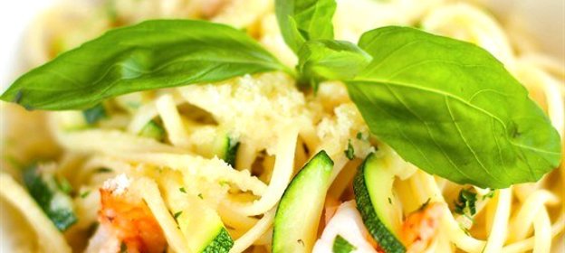 Спагетти с креветками и цукини