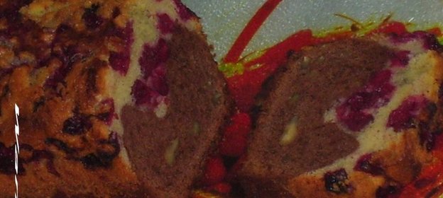 Двухцветный кекс с вишней и грецким орехом