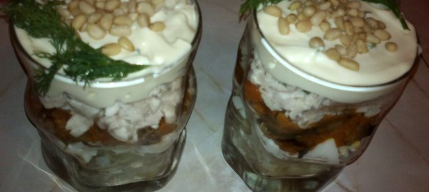 Слоеный салат с куриной грудкой, картофелем и грибами