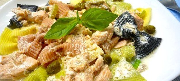 Паста с форелью в сливочном соусе с базиликом