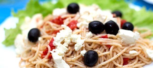 Спагетти с фетой и оливками