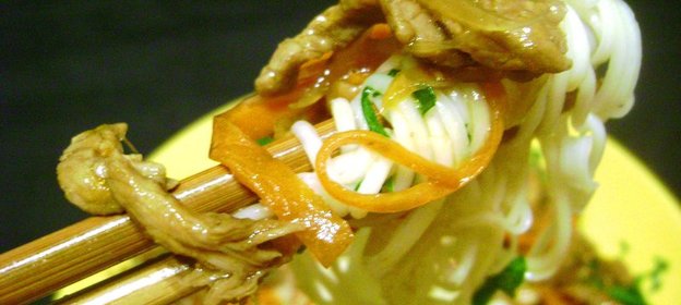 Лапша по-китайски с грибами , морковью и свининой