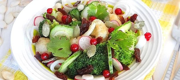 Витаминный салат с брокколи и цветной капустой