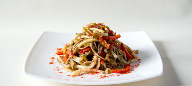 Гречневая лапша с кальмарами