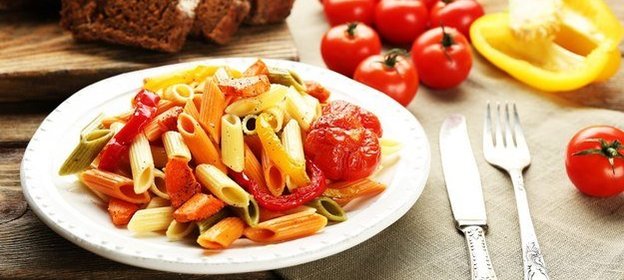 Паста с помидорами, болгарским перцем и петрушкой