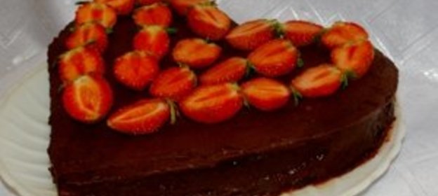 Торт шоколадный с клубникой