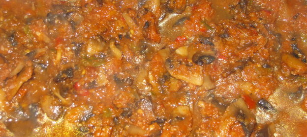 Томатный соус с грибами к горячим блюдам