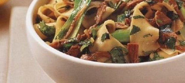 Паста паппарделле (широкая лапша) с жареной уткой и китайской капустой