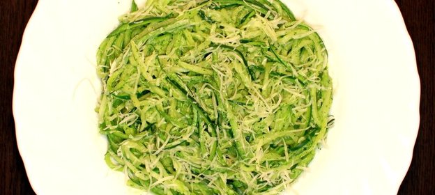 Паста из цукини с йогуртовым соусом