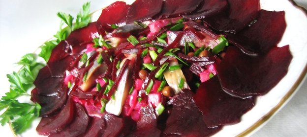 Салат с селедочкой и НАИВКУСНЕЙШЕЙ маринованной свеклой (хорош и в жару и холод!)