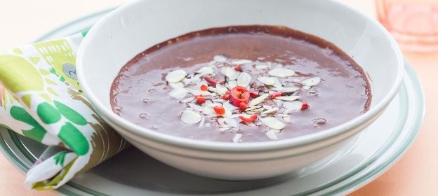 Шоколадный суп с соленым миндалем и перцем чили