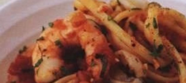 Паста (макароны) с морепродуктами и томатами