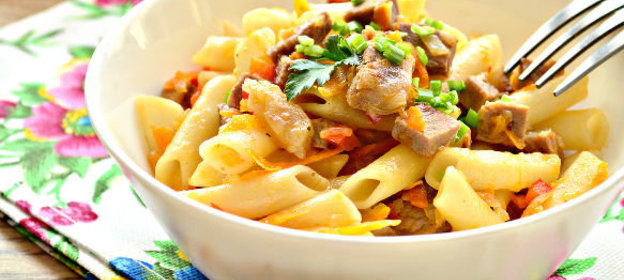 Макароны с отварной говядиной и овощами