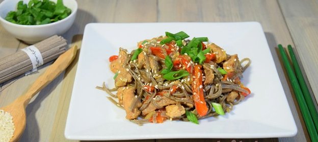 Гречневая лапша (соба) со свининой