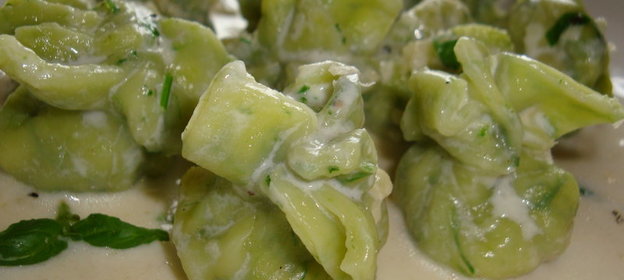 Тортеллини или маленькие пельмени в сливочном соусе