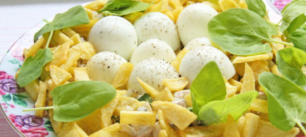 Салат из кальмаров с рисом и яйцами.