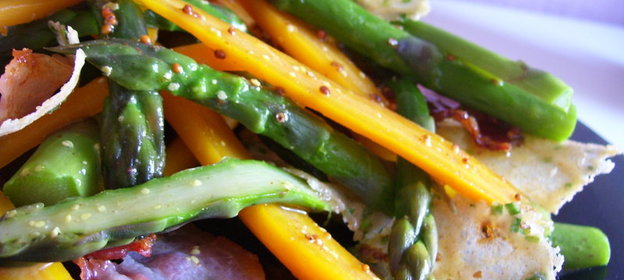 Салат со спаржой и сырными чипсами