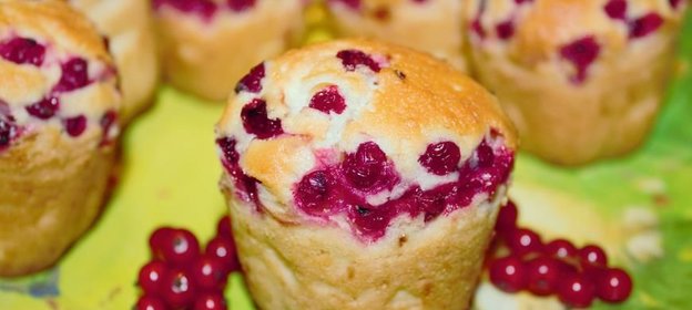 Французские кексы с красной смородиной