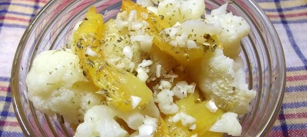 Салат из запеченной цветной капусты и болгарского перца
