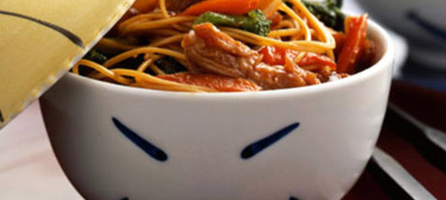 Спагетти с курицей и овощами