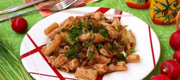 Макароны с грибами и курицей