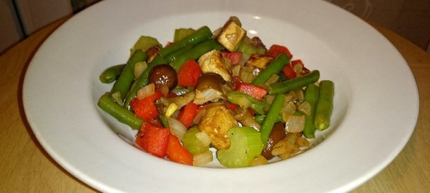 Теплый салат из овощей и тофу