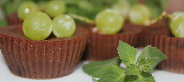 Кексы шоколадные с черносливом и творогом за 3 минуты