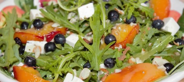 Салат из рукколы с черникой и персиком
