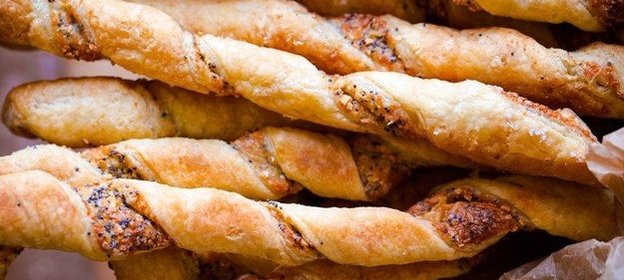 Сырные палочки из слоеного теста с маком