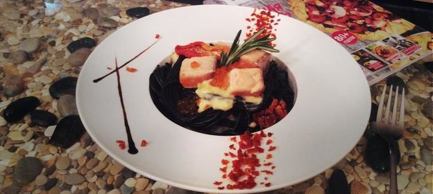 Черная паста в сливочном соусе с лососем и красной икрой