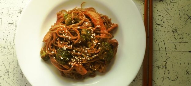 Соба со свининой и брокколи и соусом хойсин