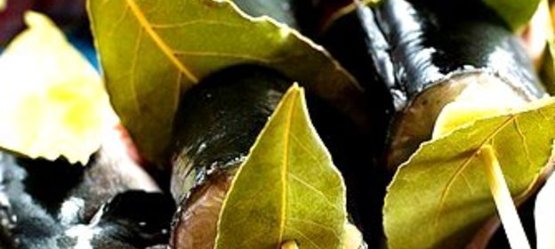 Треска на шпажках с овощным салатом