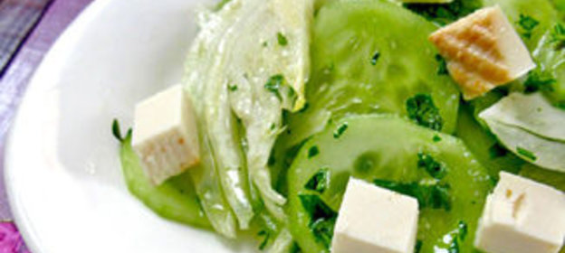 Салат из огурцов, фенхеля и копченой рикотты