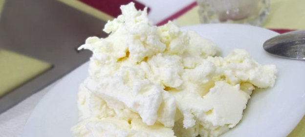 Кочанный салат с редисом и яйцами