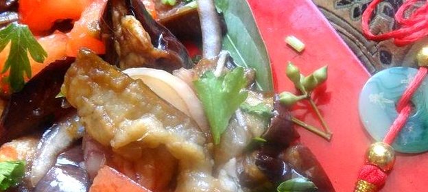 Пан-азиатский теплый салат с баклажанами