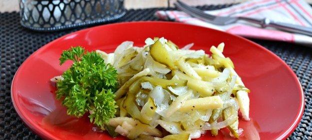 Салат из маринованных огурцов и яблок