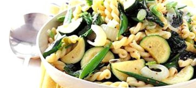 Паста с цуккини, луком и шпинатом