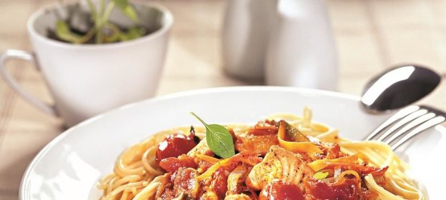 Спагетти с лососем и томатным соусом