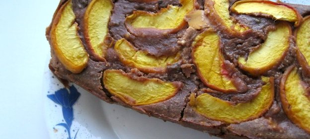 Творожный кекс с какао и персиками