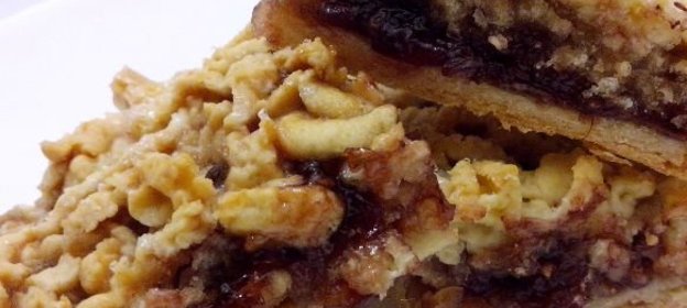 Печенье с вареньем и крошками